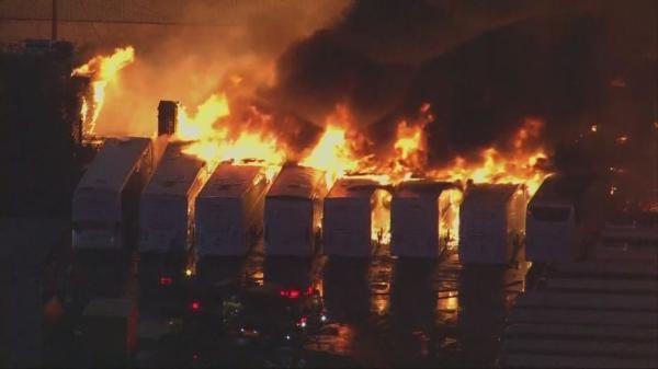 美国加州洛杉矶康普顿市发生火灾 引燃了数十辆公共汽车 