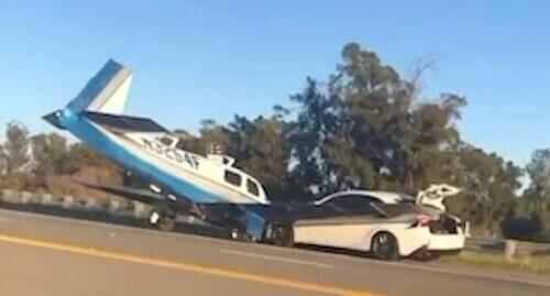 加州一架小型飞机高速公路上迫降时撞上一辆汽车 
