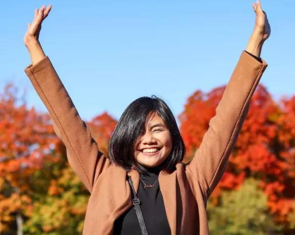 车祸突发！加拿大亚裔女子一把推开婴儿车，血肉之躯挡下横祸 