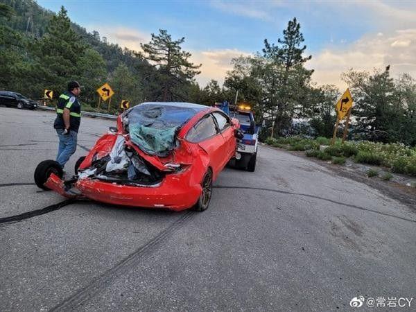 美国加州一特斯拉Model 3失控坠入悬崖 乘员舱完好驾驶员神奇得救