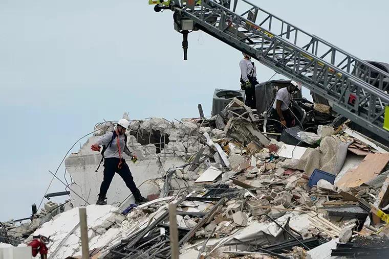 美国突发！佛罗里达州一住宅楼局部坍塌，仍有至少99人下落不明