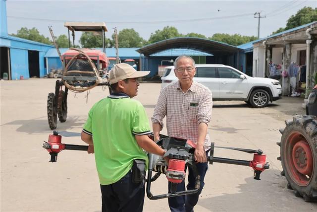 撒药、除草、灭虫……六旬老人田间玩转无人机