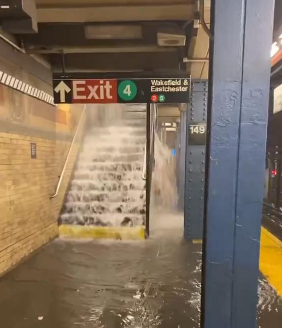 纽约地铁站遇暴雨变水帘洞：乘客被淹到腰部 官员称排水非常好